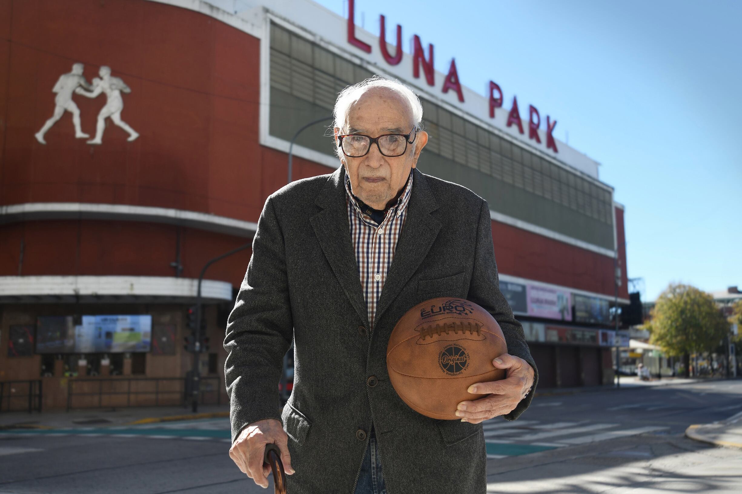 El gran capitán, con su pelota retro, frente al Luna.
