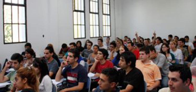 Una clase de Periodismo Deportivo en la Casa de la Militancia de H.I.J.O.S. en la ex Esma.