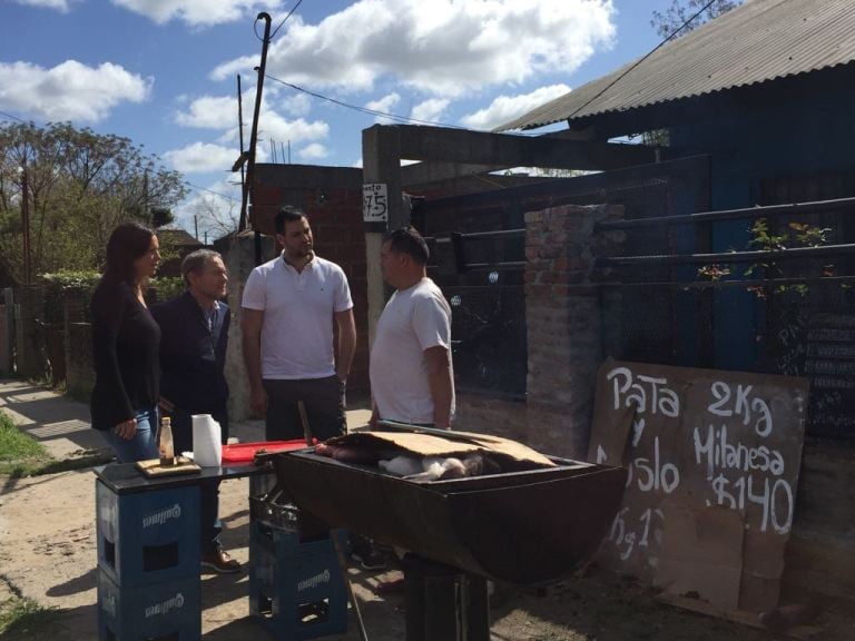 La ministra de Desarrollo Social junto al parrillero que vive de changas.