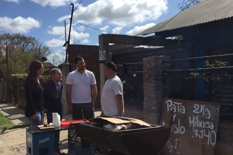 La ministra de Desarrollo Social junto al parrillero que vive de changas.