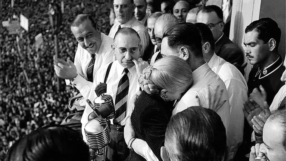 La histórica postal de Evita y Perón en el Cabildo Abierto del Justicialismo.