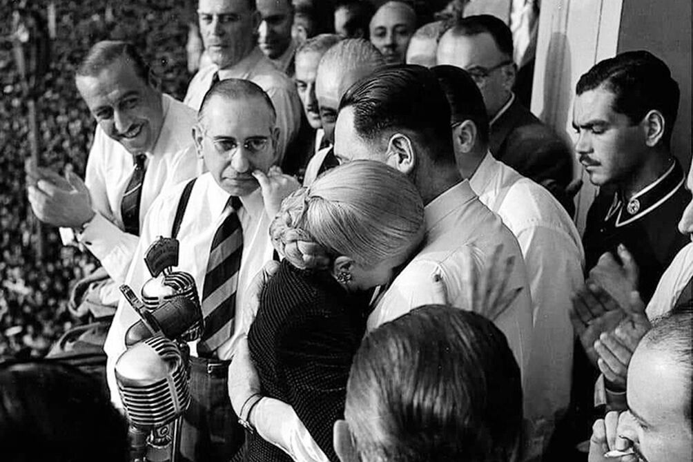 La histórica postal de Evita y Perón en el Cabildo Abierto del Justicialismo.