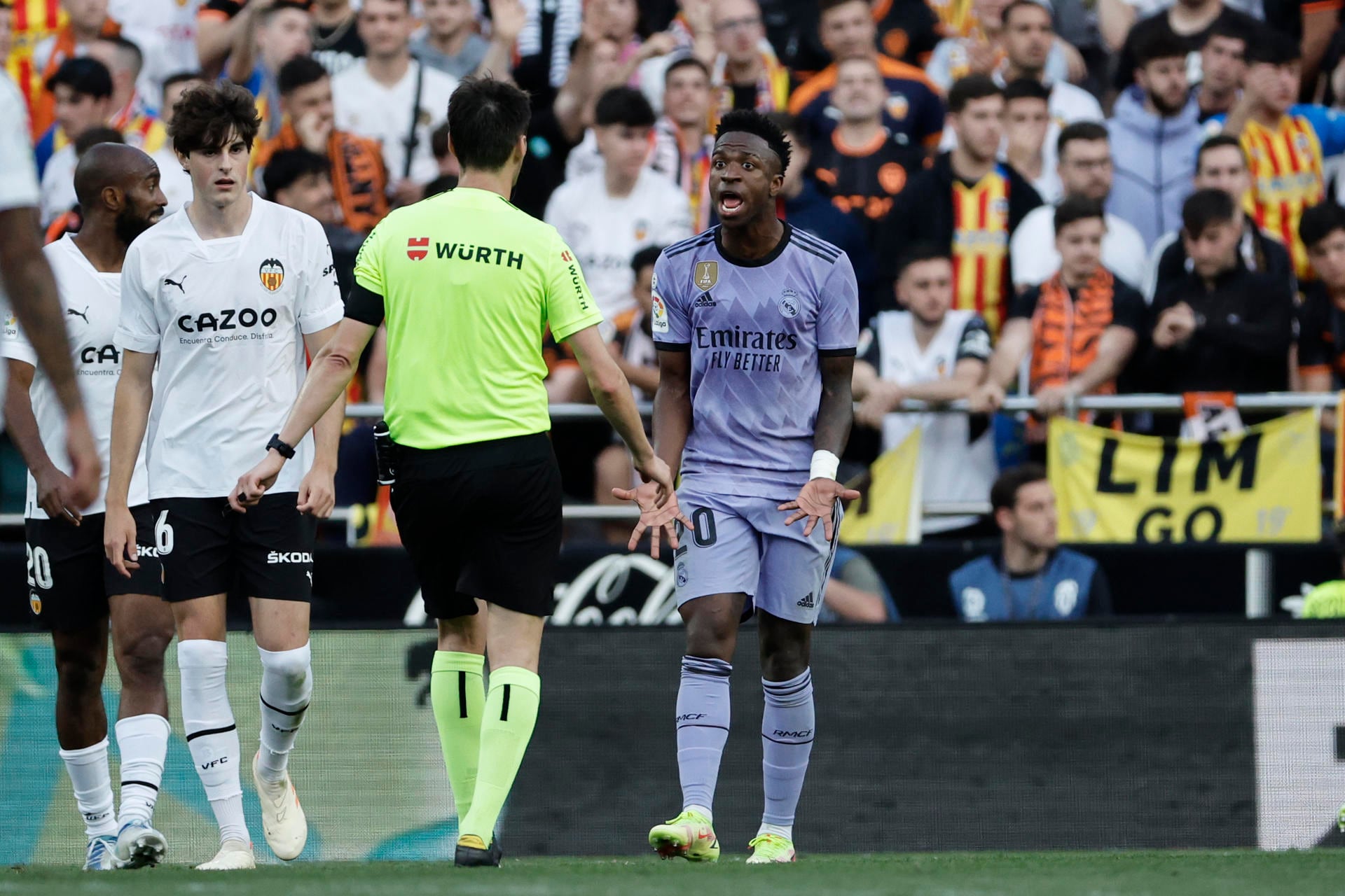 Vinicius Jr. fue expulsado después de que los hinchas del Valencia le gritaran insultos racistas