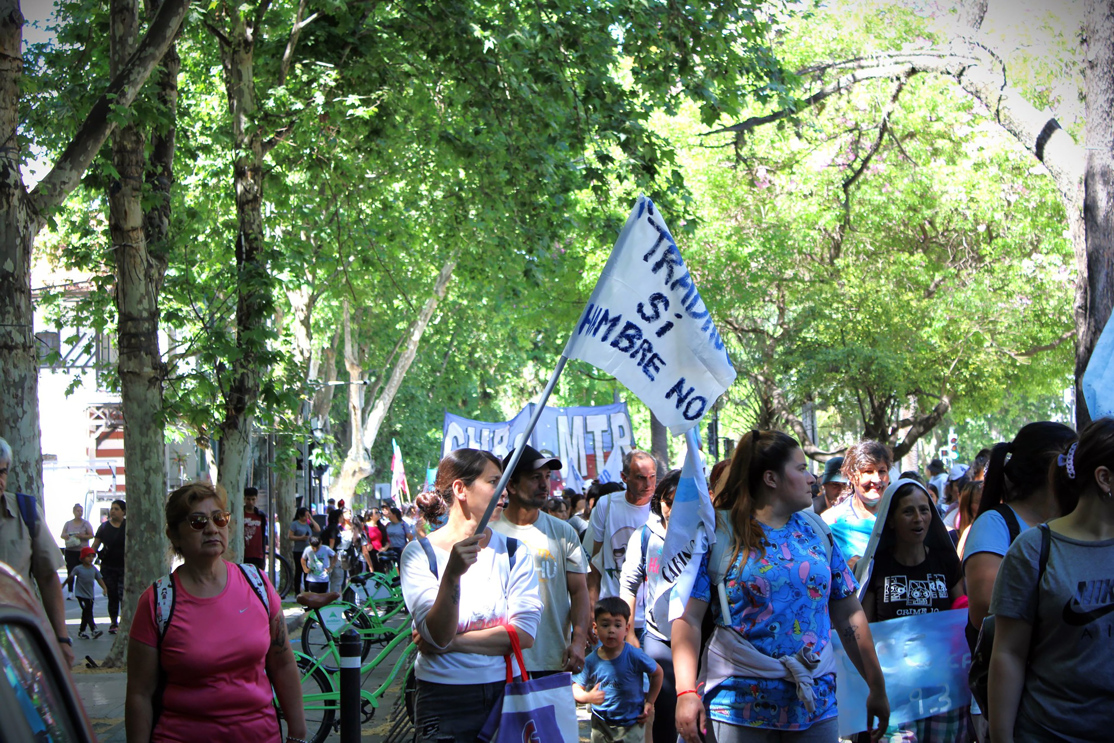 Organiaciones y gremios juntos, ayer en la plaza San Martín.