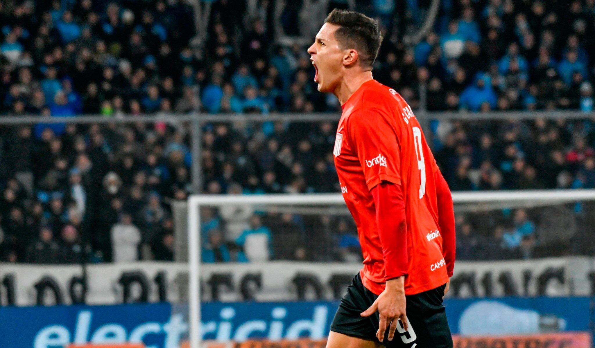 Guido Carrillo festejó su gol justo antes de salir por una molestia