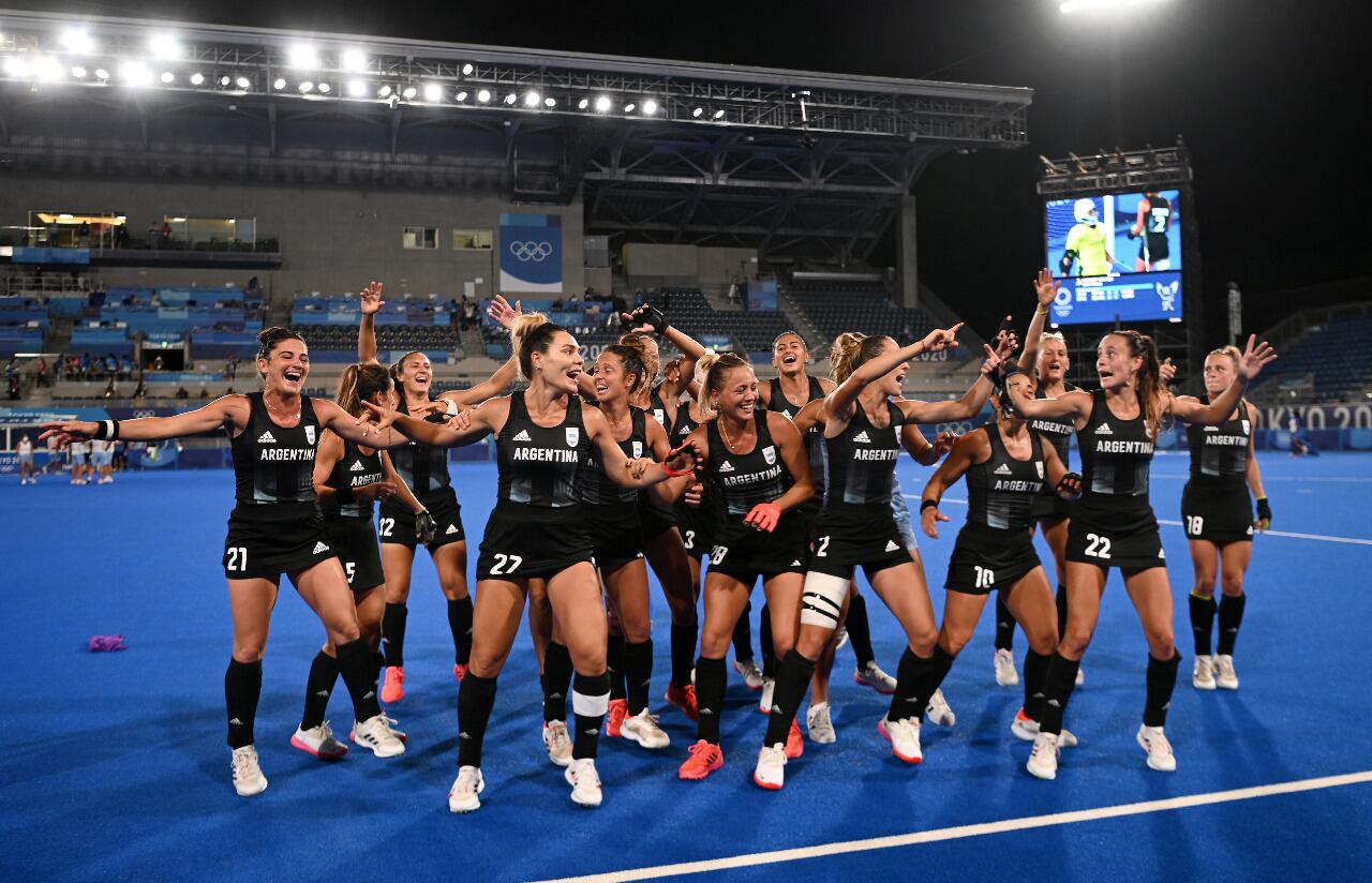 Las Leonas festejan su pasaje al final.