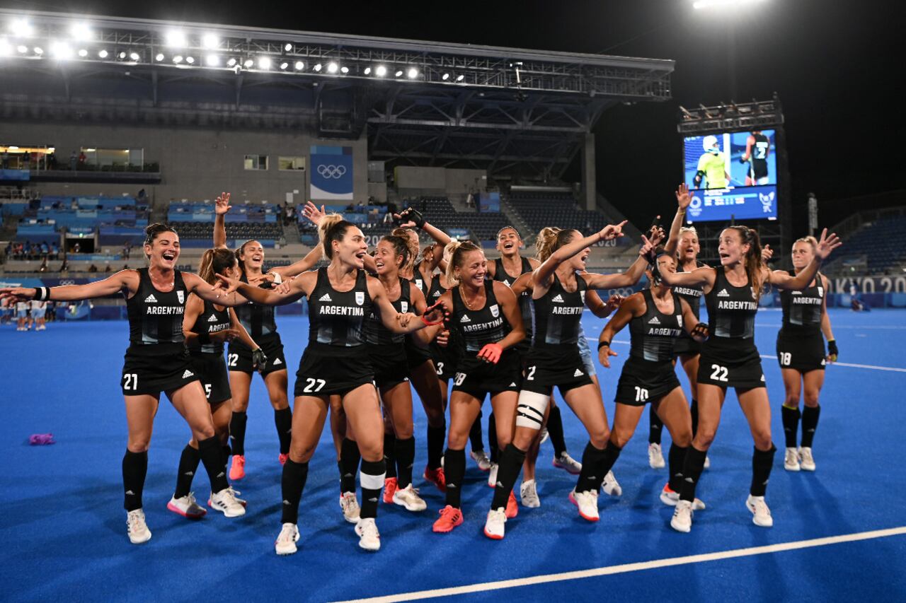 Las Leonas festejan su pasaje al final.