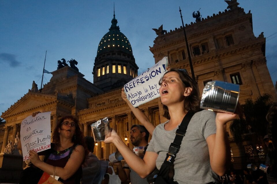 Manifestantes durante el tratamiento de la Ley Bases en Diputados.