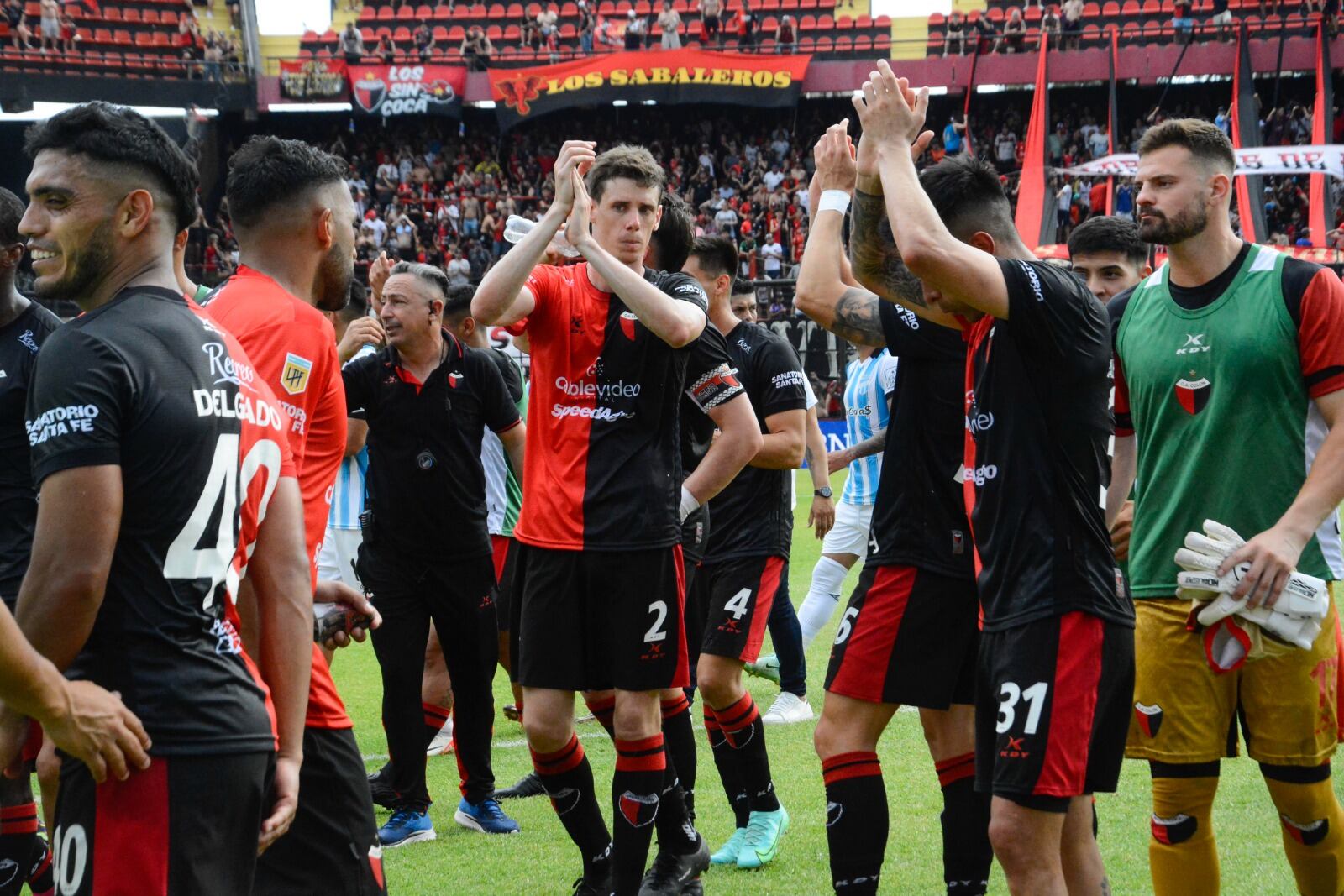 Los jugadores sabaleros saludan a su gente tras la obtención de tres puntos vitales