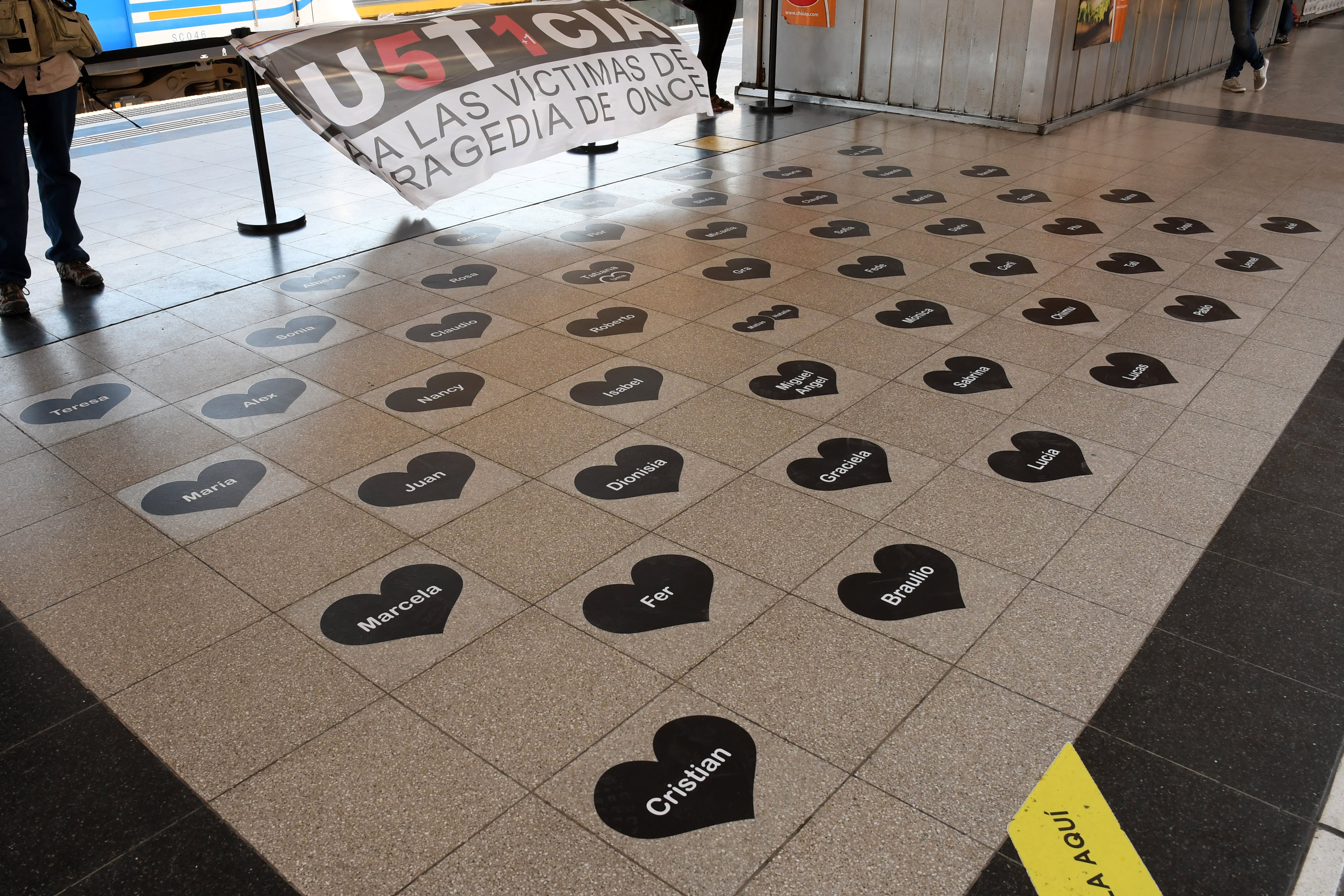 Destaparon baldosas con los nombres de las víctimas. 