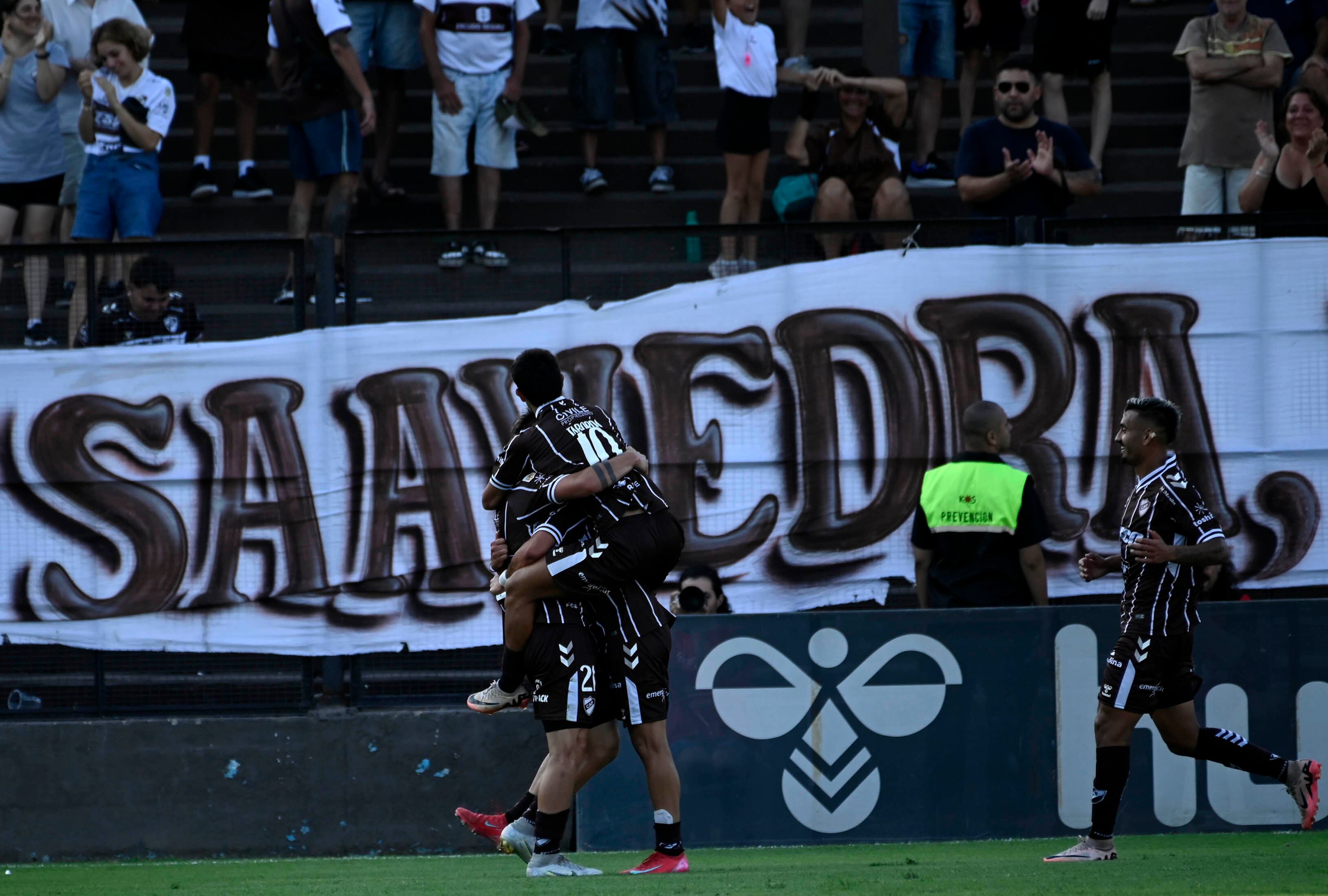 Lotti festeja con Taborda el gol de la victoria.