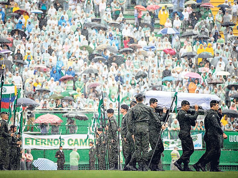 Los féretros pasaron ayer por el campo de juego de Chapecoense.