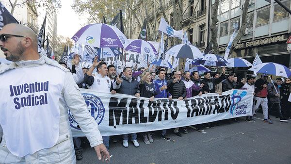 Una importante columna de la Juventud Sindical se movilizó hasta la Plaza de Mayo en rechazo al ajuste macrista.