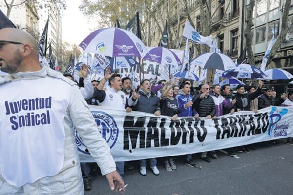Una importante columna de la Juventud Sindical se movilizó hasta la Plaza de Mayo en rechazo al ajuste macrista.