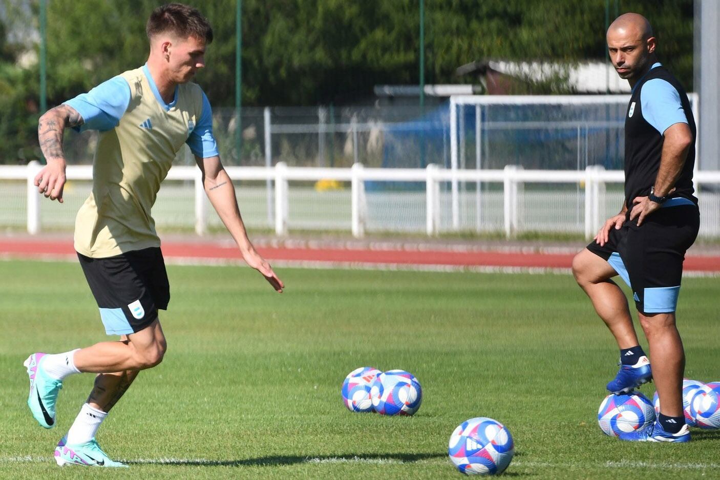 Zenón patea, mientras Mascherano observa el entrenamiento