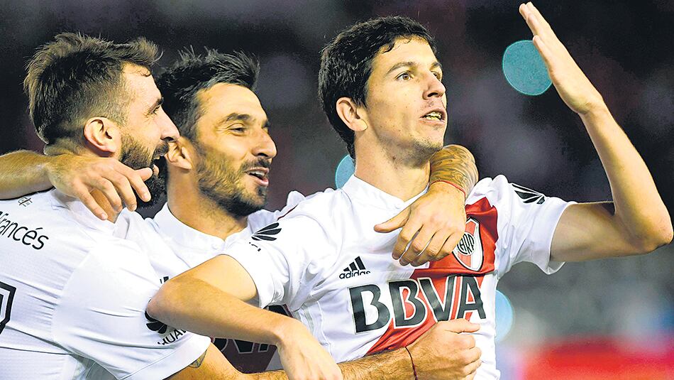 Nacho Fernández, autor del primer gol de River, se abrazó con Pratto y Scocco.