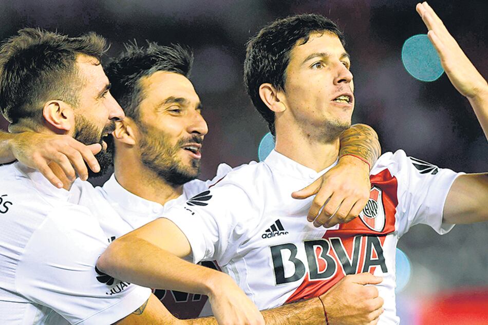 Nacho Fernández, autor del primer gol de River, se abrazó con Pratto y Scocco.