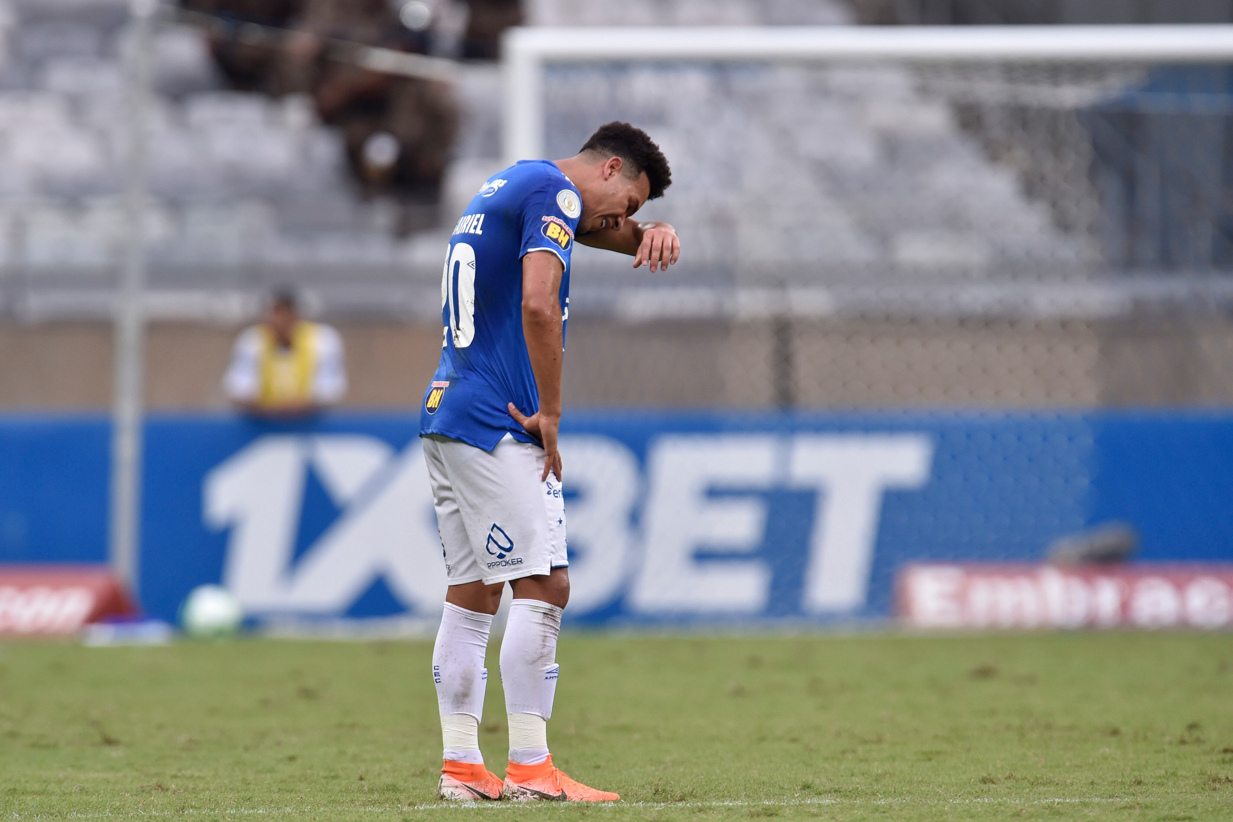 El delantero de Cruzeiro Marquinhos Gabriel, desolado.