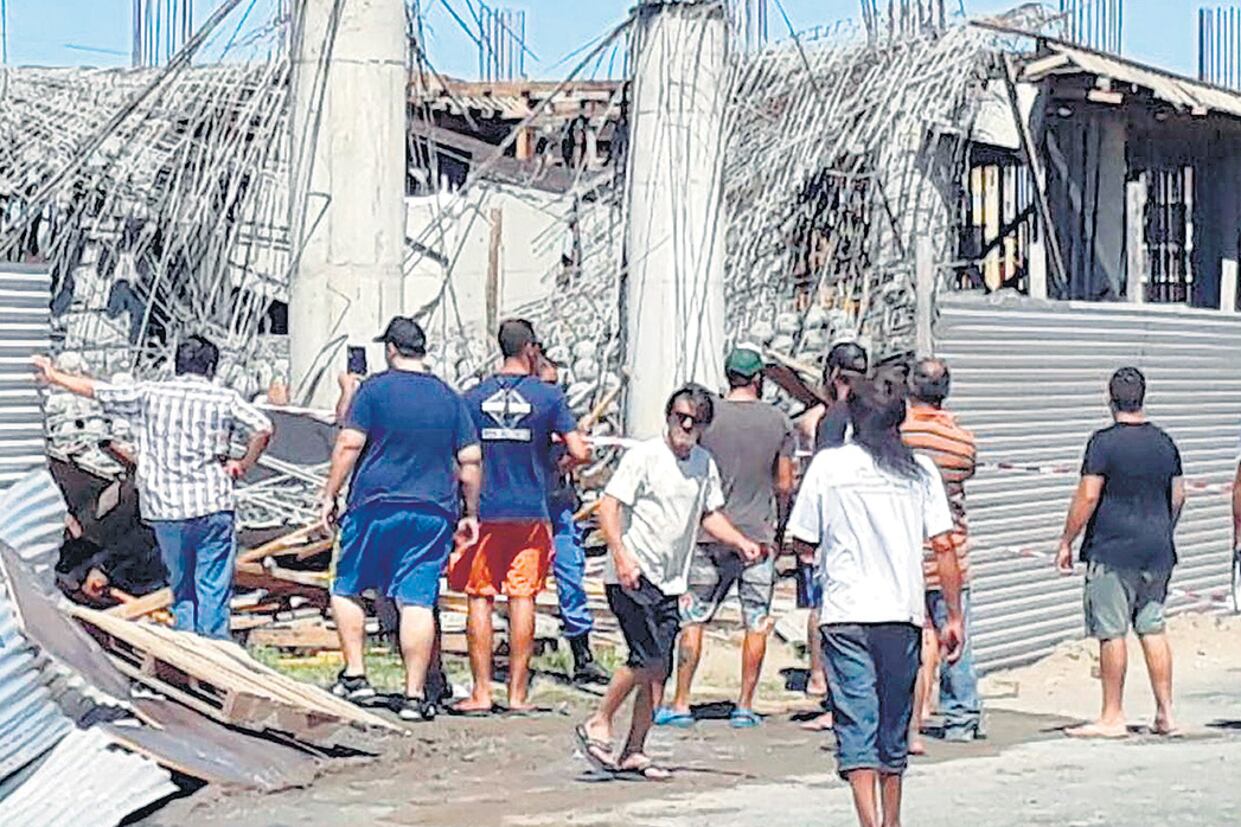 La estructura se desmoronó sobre los obreros.