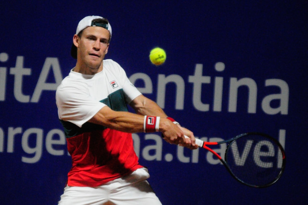 El porteño Schwartzman devuelve con su revés.