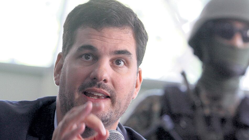 Burzaco podría dejar Seguridad en medio del escándalo por las confesiones de su hermano en el FIFAgate.