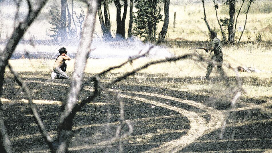 Los testimonios de las víctimas durante la recuperación del cuartel de La Tablada desmontan la versión oficial.