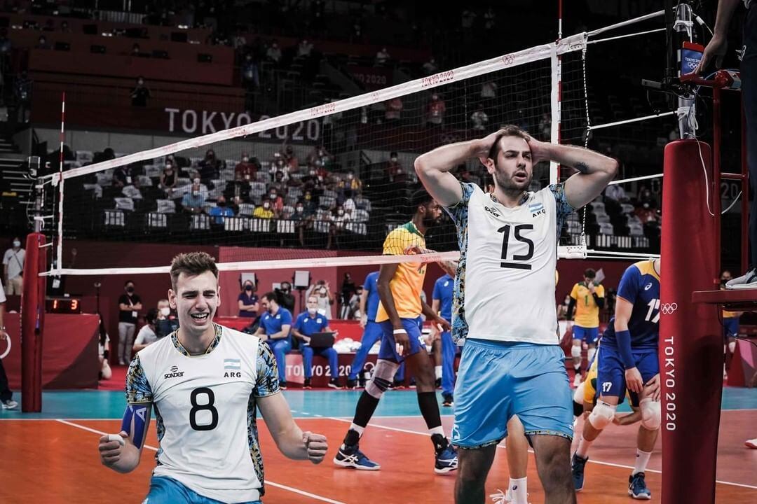 De Cecco se toma la cabeza tras la obtención de la medalla de bronce. A su lado, Agustín Loser