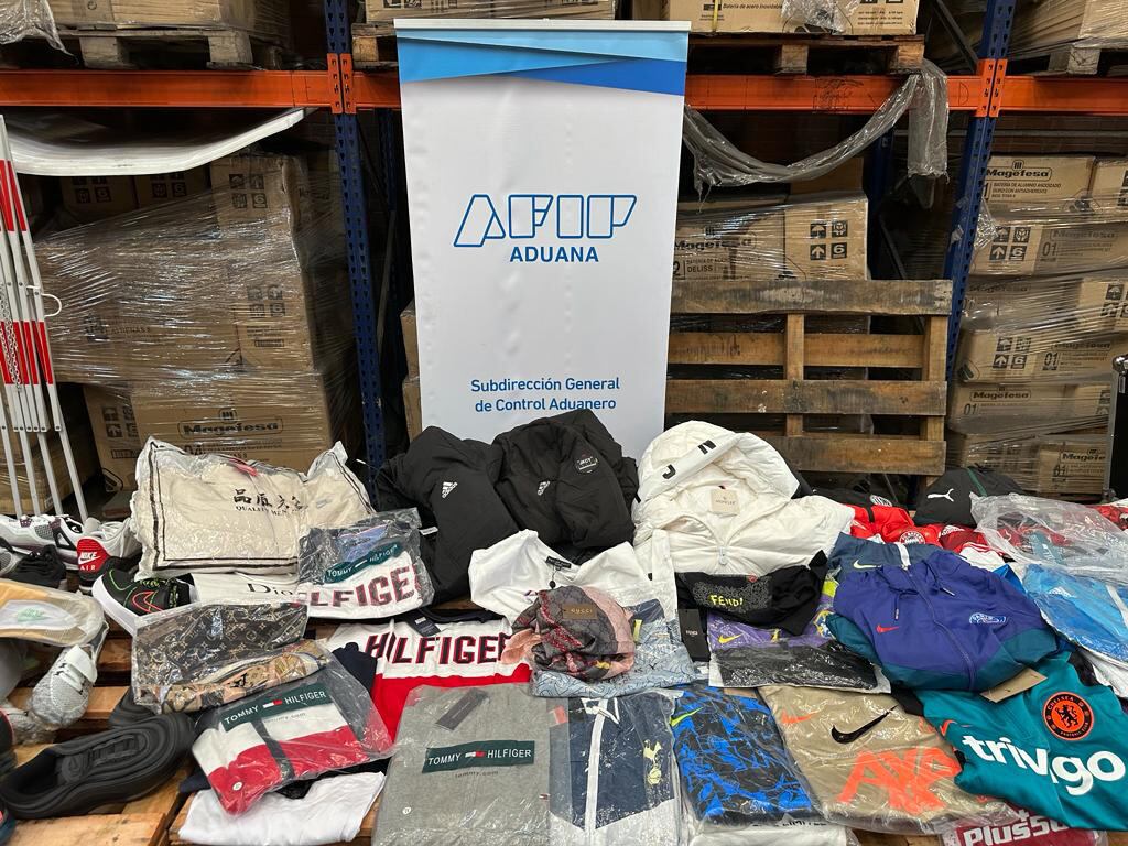 Parte de la mercadería secuestrada. 