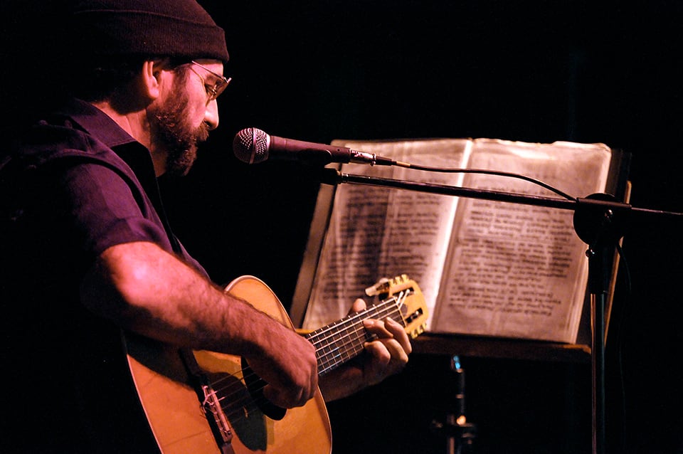 Abonizio le canta a los "edificios de diamantes y chozas de alquitrán".