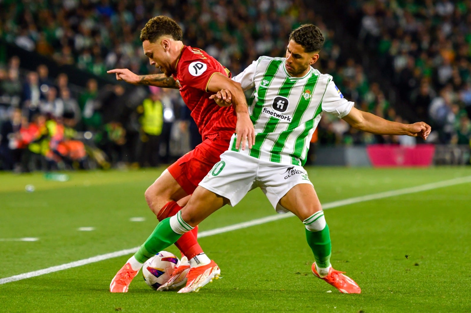 El exRiver Lucas Ocampos lucha con el español Ayoze Pérez.