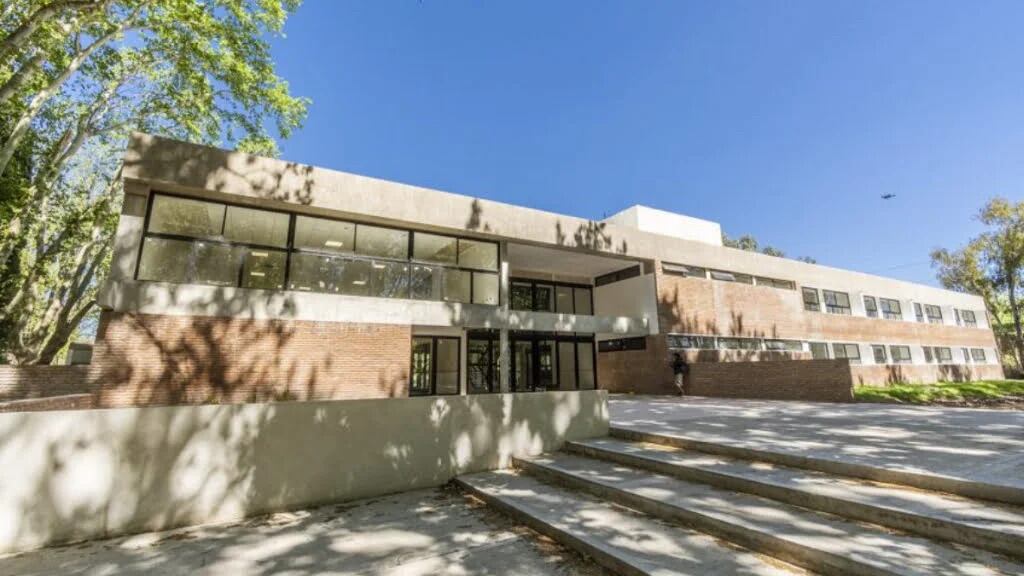 Se encuentra en el predio Quinta Rocca.