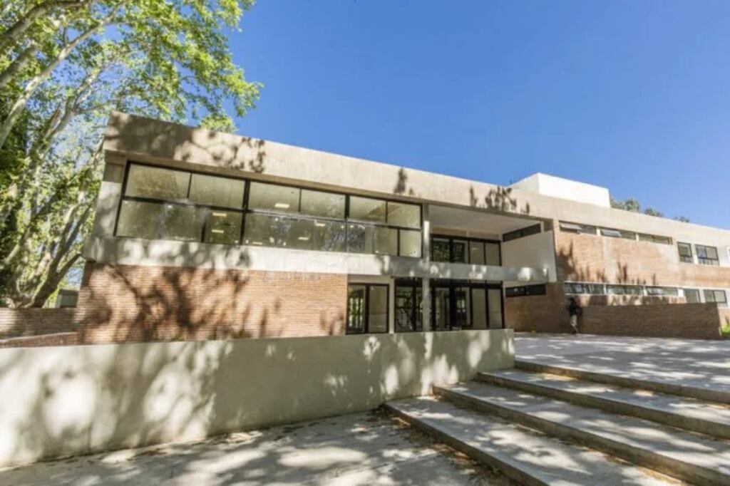 Se encuentra en el predio Quinta Rocca.