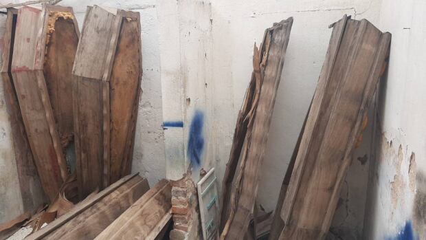 Si bien aún no se sabe con certeza quiénes son sus actuales dueños, la propiedad tiene un cartel de venta en el exterior.