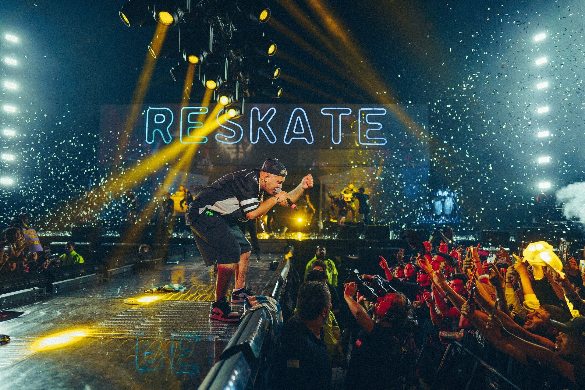 Callejero Fino tuvo público familiar, banda y un boliche en el fondo
del escenario; meneó, sonrió y soltó hits y hasta un inédito, ATR