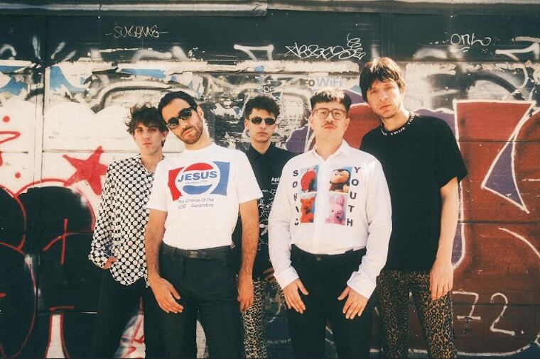 Antes del lanzamiento del disco, el quinteto se presenta en el Quilmes Rock.