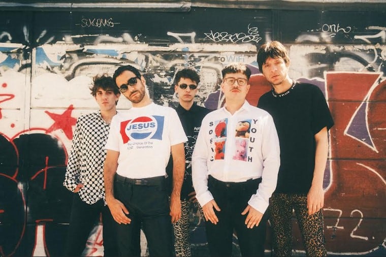 Antes del lanzamiento del disco, el quinteto se presenta en el Quilmes Rock.