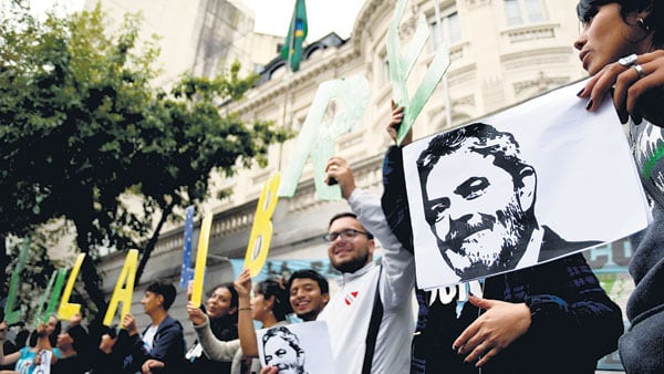 Organizaciones políticas, gremiales y sociales reclamaron la libertad de Lula ante la Embajada de Brasil.