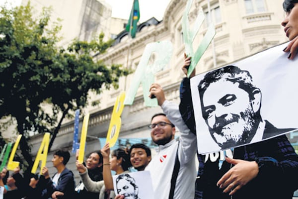 Organizaciones políticas, gremiales y sociales reclamaron la libertad de Lula ante la Embajada de Brasil.