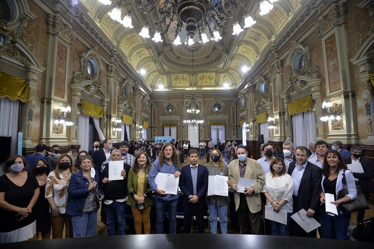 El gobernador Axel Kicillof firmó un convenio marco con los gremios estatales.
