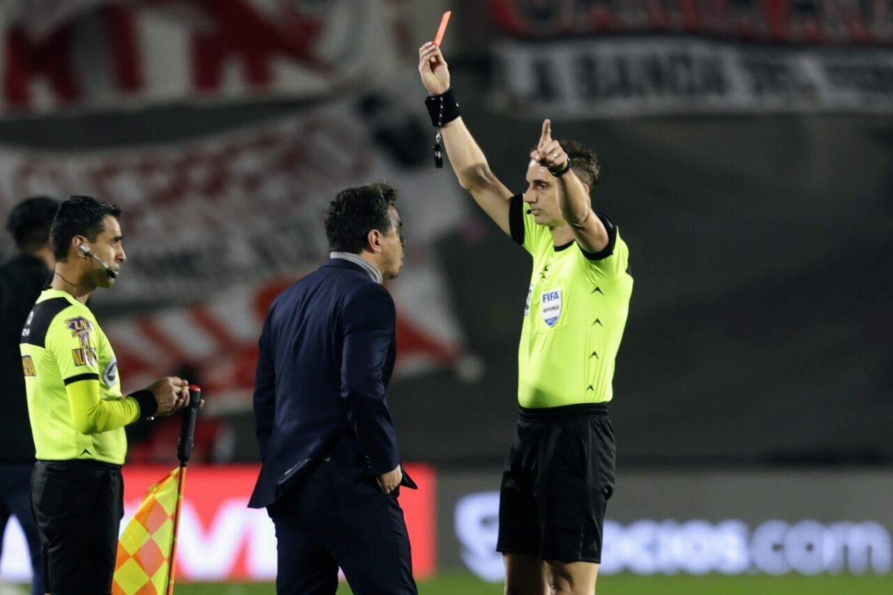 Lamolina expulsa a Gallardo, luego de que el DT lo desafiara