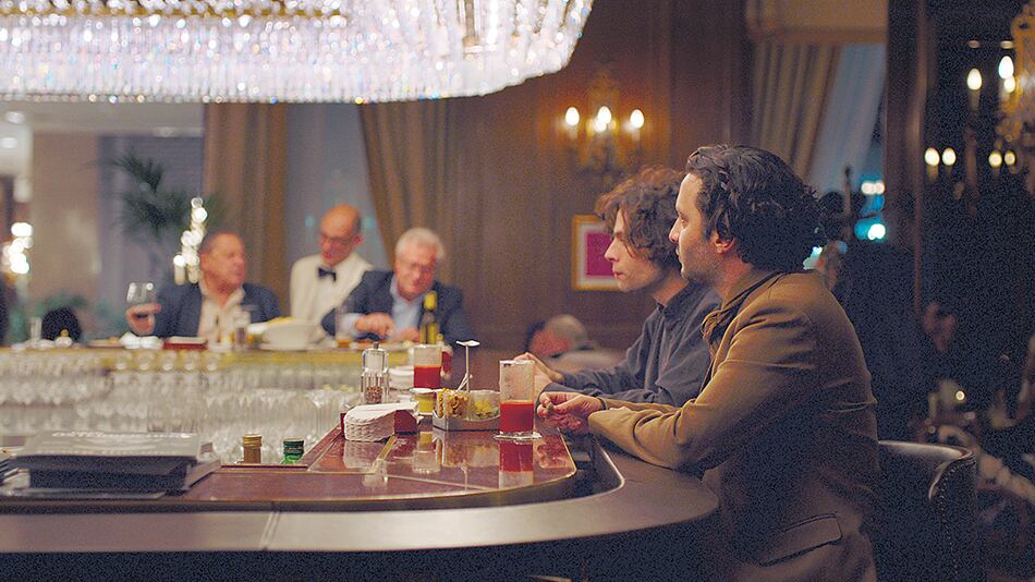 Solnicki recorre bares, museos y locales comerciales en escenas ligeramente construidas con elementos de la ficción.