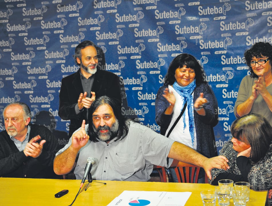 Roberto Baradel acompañado por Hugo Yasky (CTA), Sonia Alesso (Ctera) y Eduardo López (UTE), entre otros.