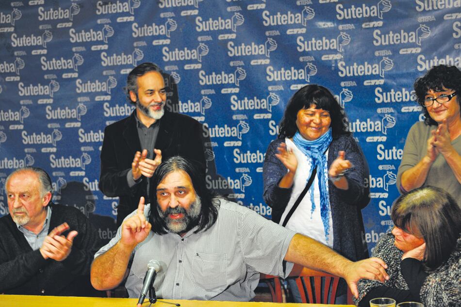 Roberto Baradel acompañado por Hugo Yasky (CTA), Sonia Alesso (Ctera) y Eduardo López (UTE), entre otros.