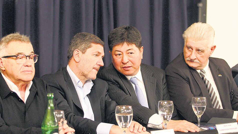 Dirigentes textiles, del calzado y la marroquinería cuestionaron en duros términos la política industrial.