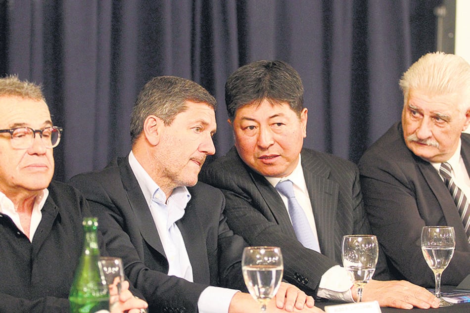 Dirigentes textiles, del calzado y la marroquinería cuestionaron en duros términos la política industrial.