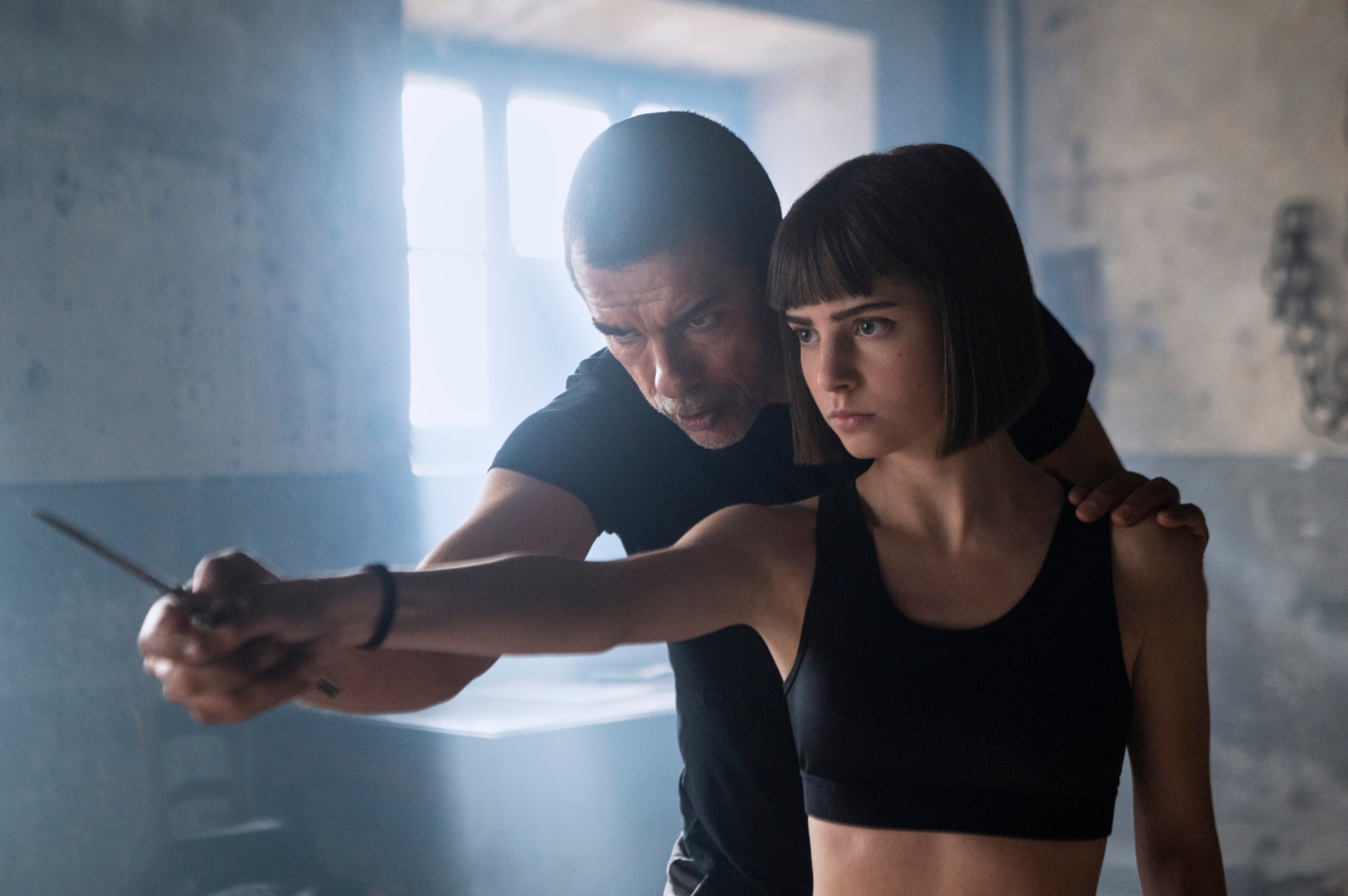 Cuando sus rivales del pasado asesinan a su esposa y a su cuñado, un exmafioso y su hija comienzan a planear su venganza. (Netflix)