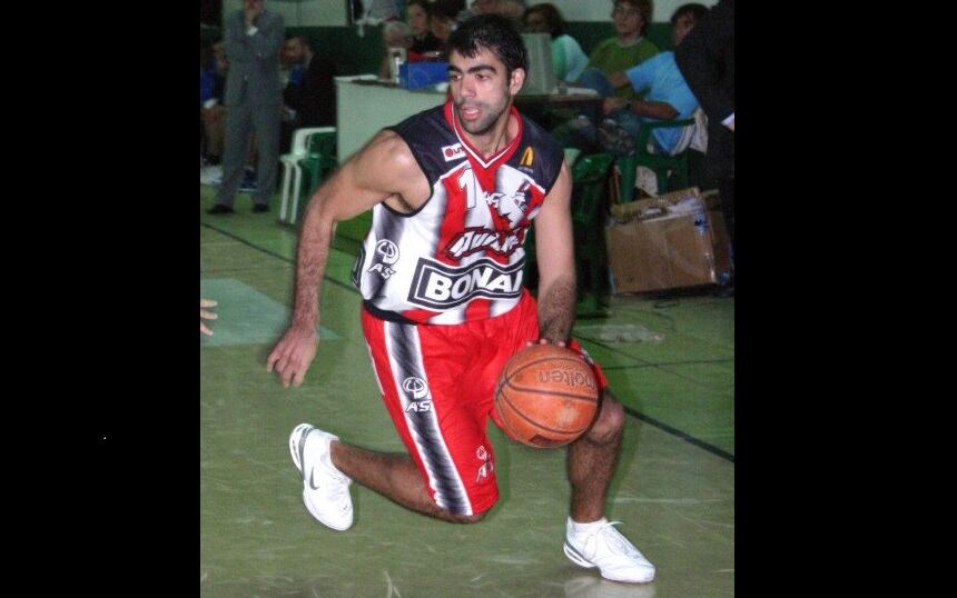 Juan Pablo Sánchez con la camiseta de Quilmes, donde tuvo sus mejores temporadas en la Liga Nacional.