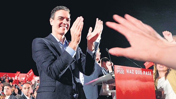 Pedro Sánchez, líder del PSOE, en el cierre de campaña en Valencia.