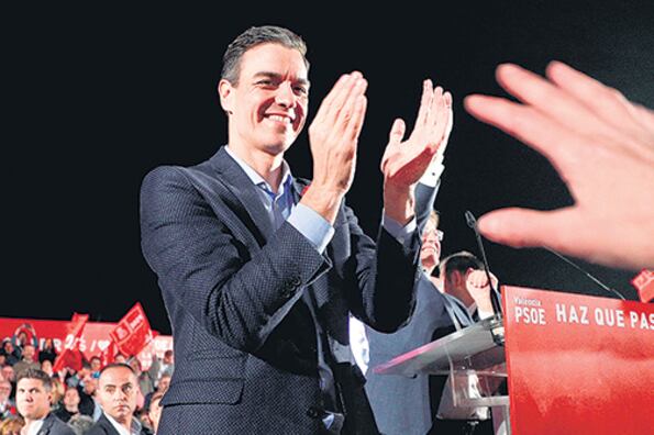 Pedro Sánchez, líder del PSOE, en el cierre de campaña en Valencia.
