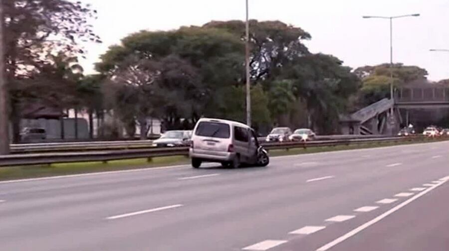 Un auto ingresó contramano por General Paz, recorrió casi varios metros y chocó contra una camioneta. Imagen: Télam